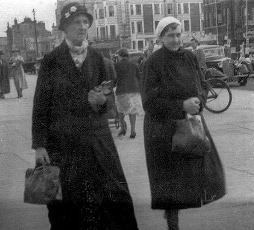 Sarah Ann and half sister May in Gt Yarmouth - c.1952