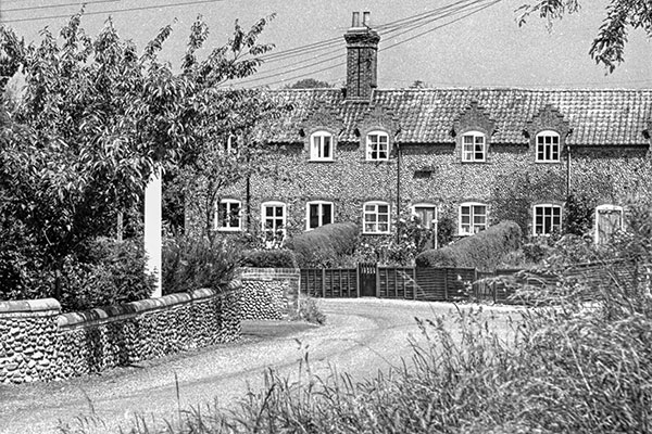 White Horse Cottages with the Old White Horse pub sign post to the left - c.1974