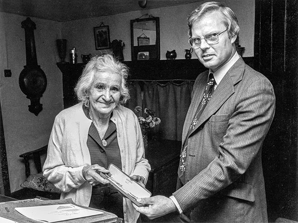 Official presentation of a watch to Laura Bacon - 1978